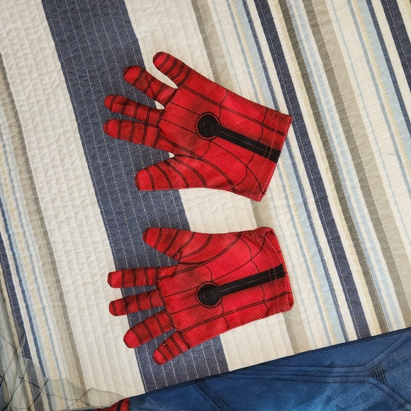 Spiderman Costume Kids Size Small with muscle chest, gloves and mask - Picture 3 of 9